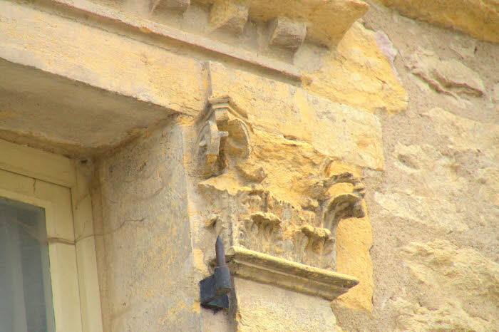 Fensterrahmen an einem Haus in Cluny