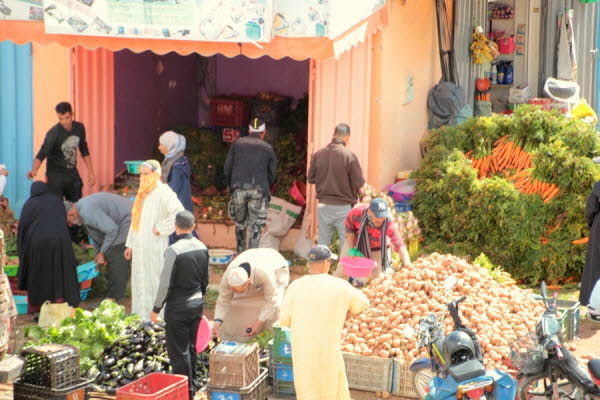 Obststand am kleinen Markt im Mai