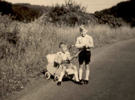 1960- mit dem Kinderwagen zum Bahnhof Niedererbach