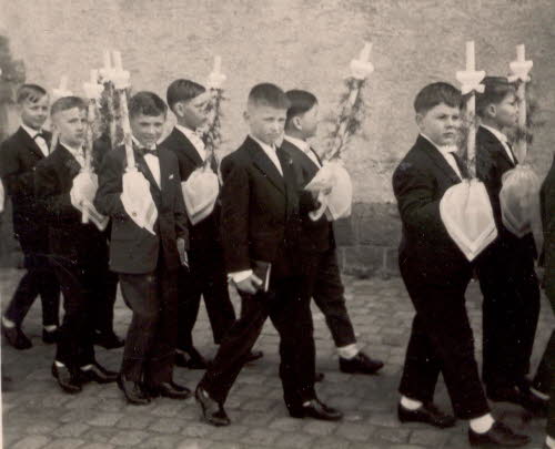 auf dem Weg in den Gottesdienst