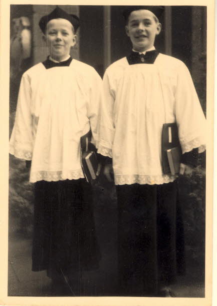 1963 - Nach dem Hochamt im Domkreuzgang mit Notenmappe und dem kleinen "Liber Usualis" 